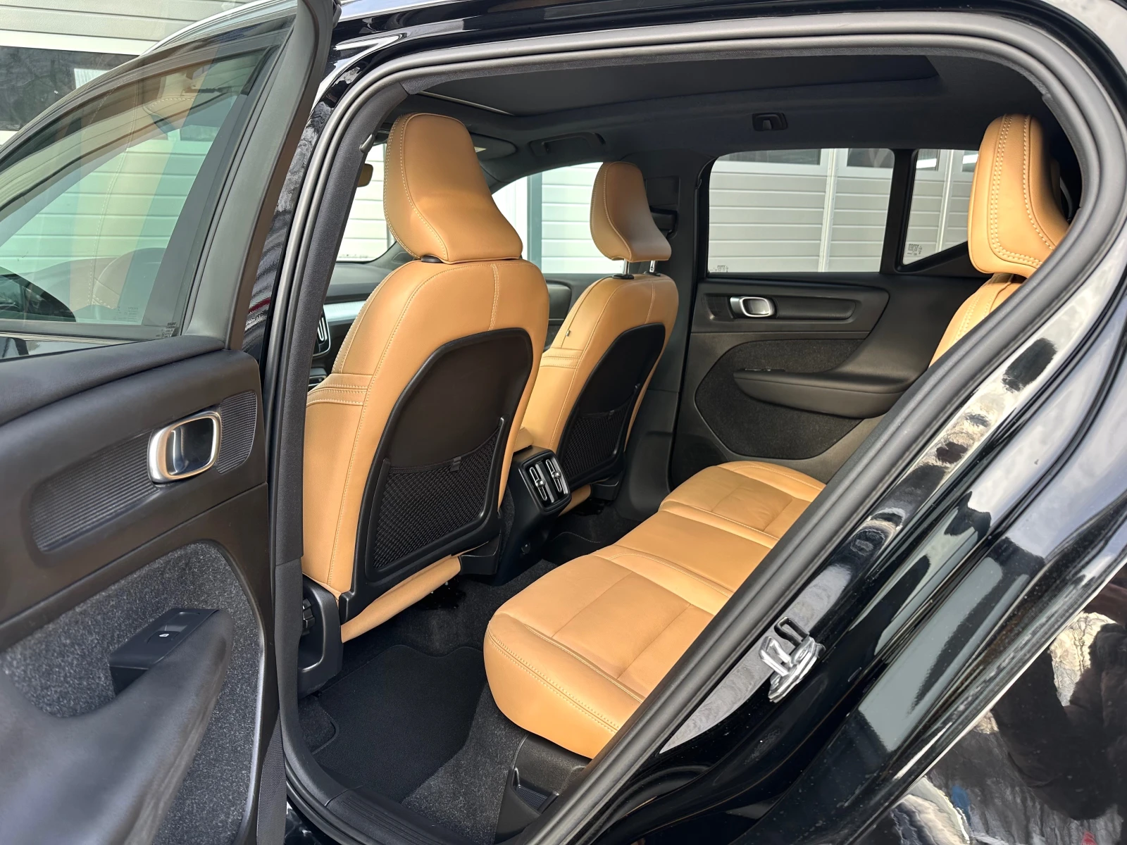 Volvo XC40 2.0D KEYLESS HARMAN KARDON FULL LED ПАНОРАМА, снимка 10 - Автомобили и джипове - 54146052