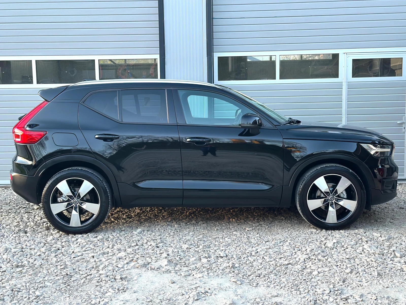 Volvo XC40 2.0D KEYLESS HARMAN KARDON FULL LED ПАНОРАМА, снимка 5 - Автомобили и джипове - 54146052