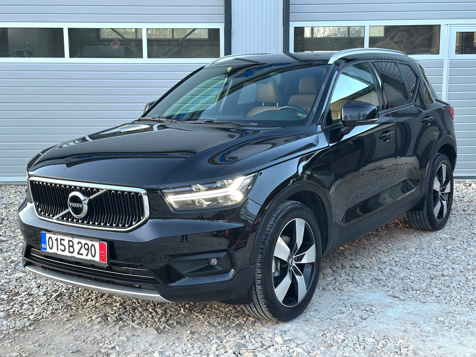 Volvo XC40 2.0D KEYLESS HARMAN KARDON FULL LED ПАНОРАМА, снимка 3 - Автомобили и джипове - 54146052