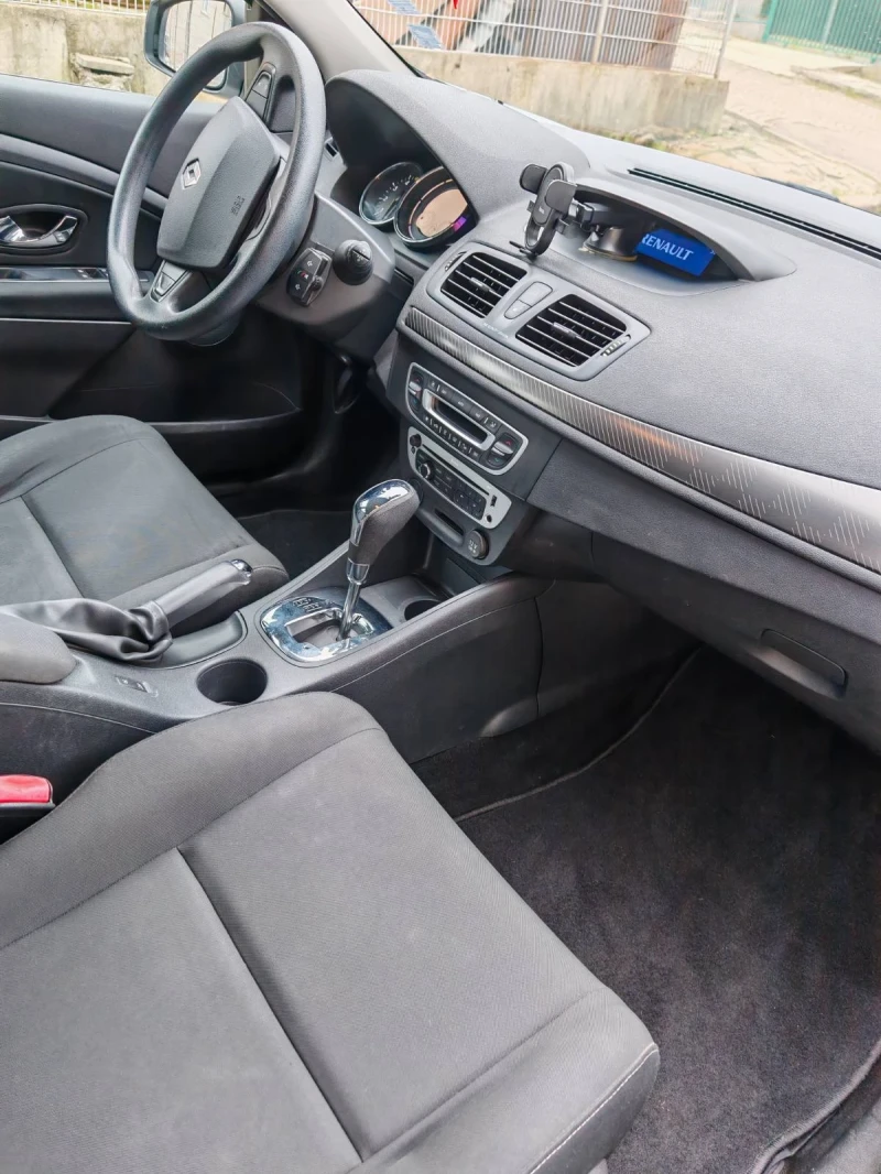 Renault Megane 1.5 dCI, снимка 10 - Автомобили и джипове - 52815880
