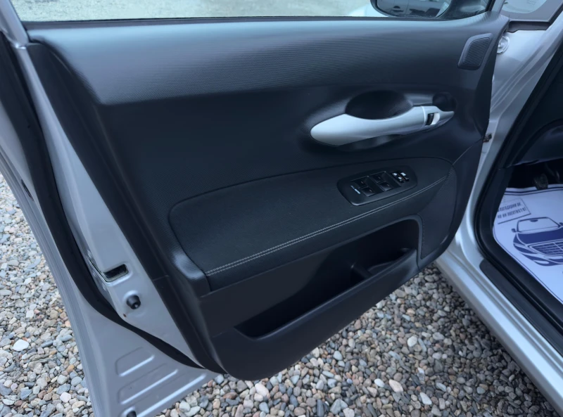 Toyota Auris 1.6 БЕНЗИН , снимка 7 - Автомобили и джипове - 52858794