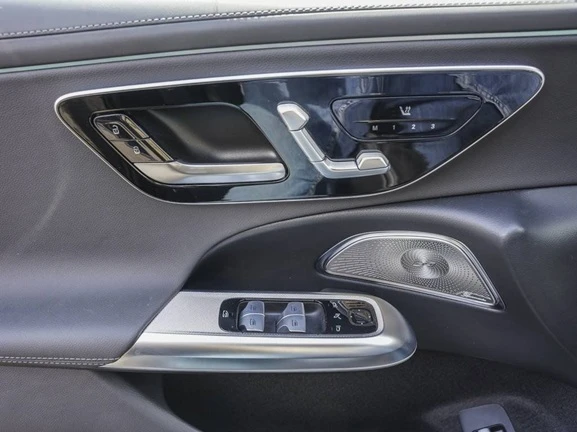 Mercedes-Benz E 220 d T = AMG Line = Premium Package Гаранция - изображение 3