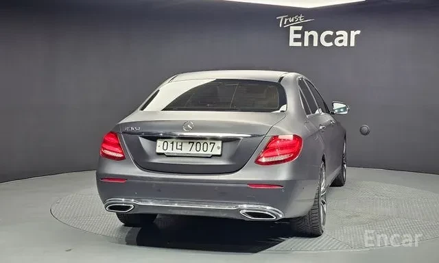Mercedes-Benz E 220 D * AMG * AVANTGARDE * HEAD UP * ШИБИДАХ * , снимка 4 - Автомобили и джипове - 56153929