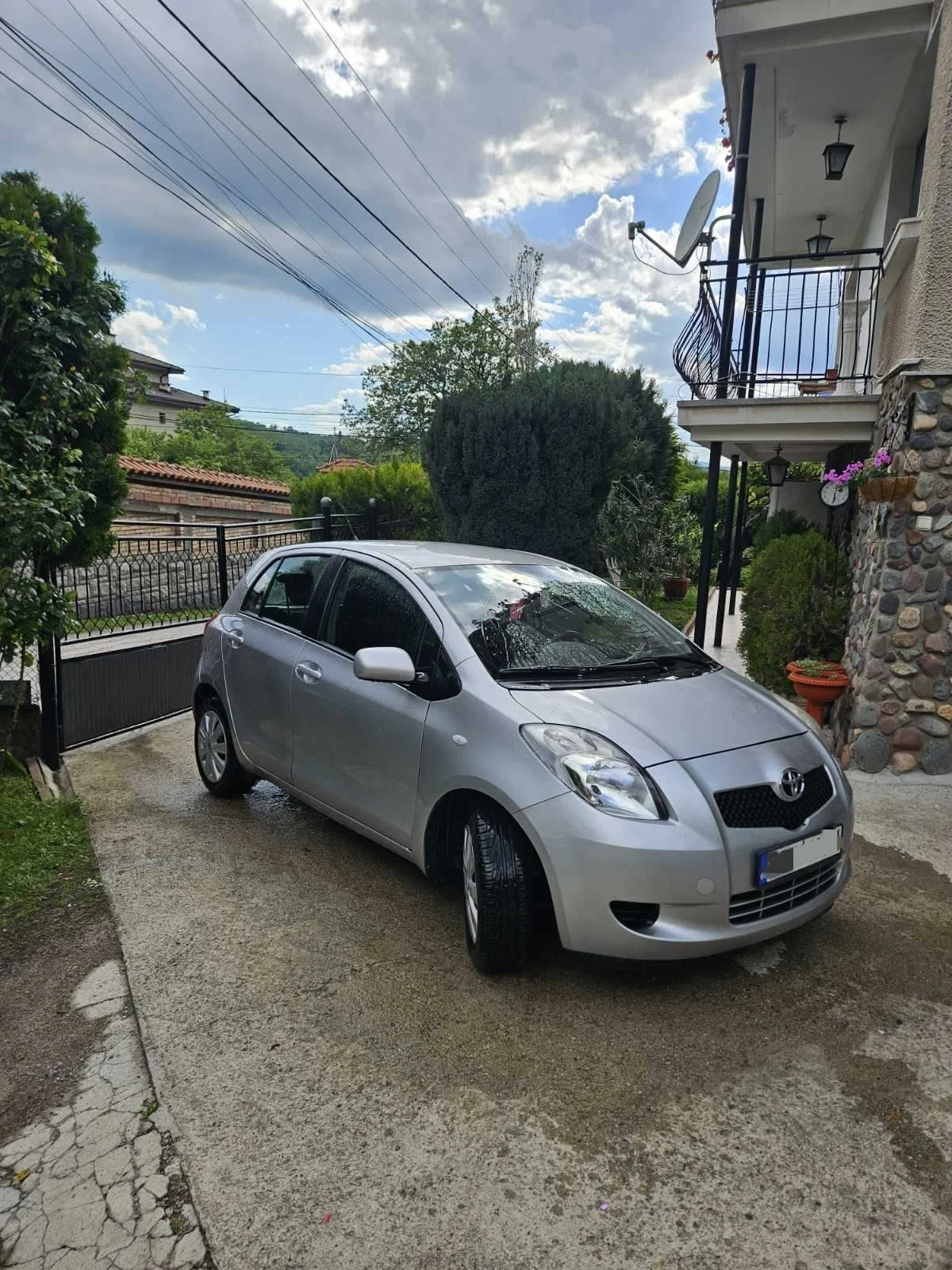 Toyota Yaris 1.3 - изображение 8