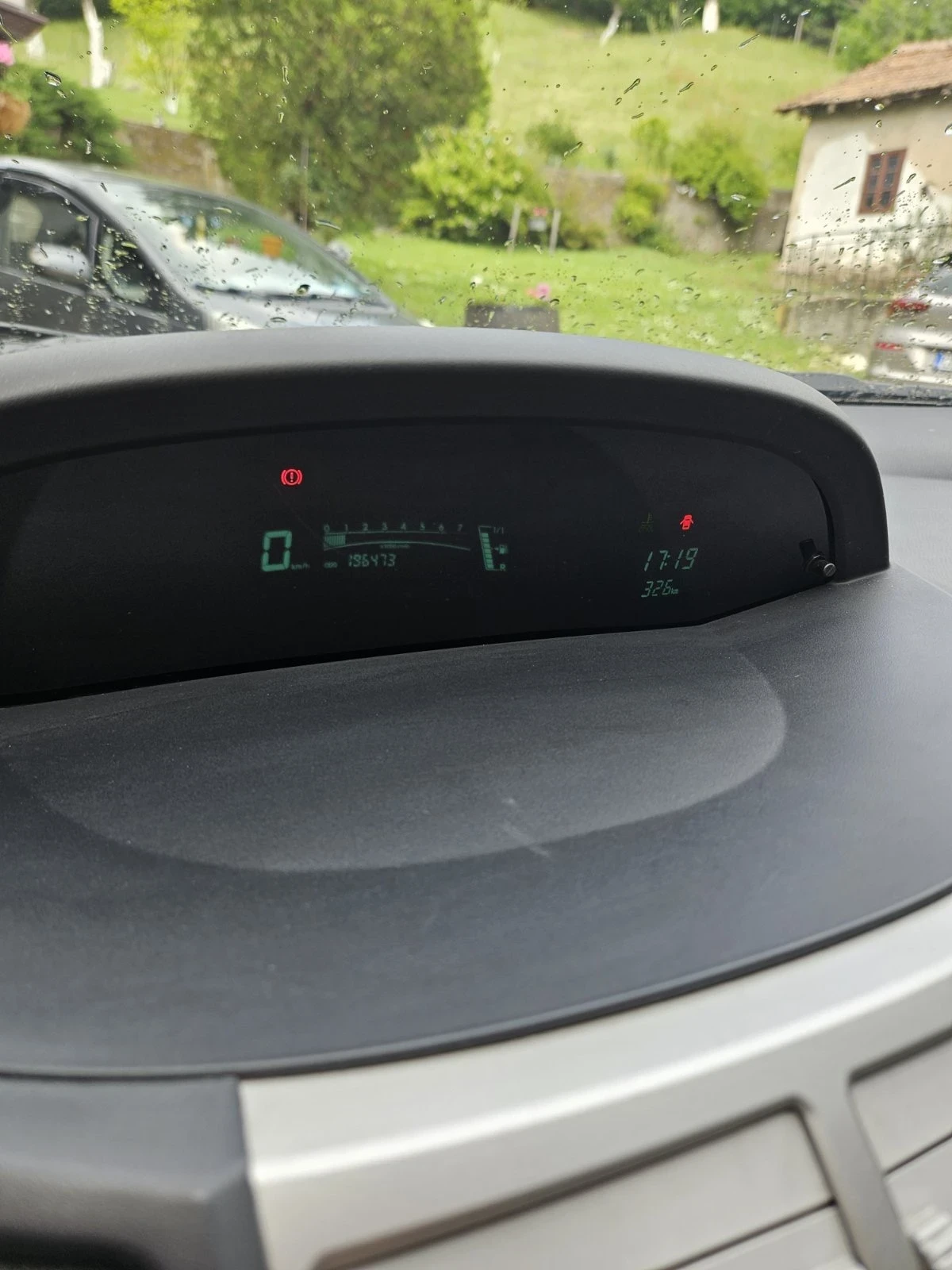 Toyota Yaris 1.3 - изображение 3