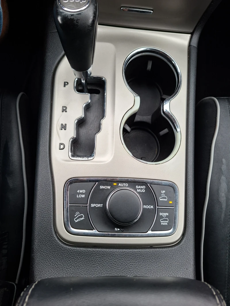 Jeep Grand cherokee 3.6 overland, снимка 9 - Автомобили и джипове - 51682503