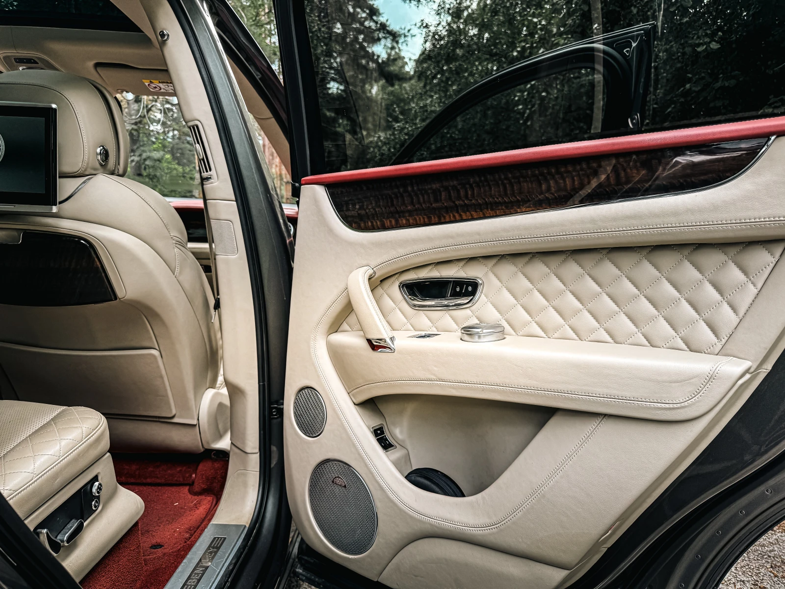 Bentley Bentayga, снимка 13 - Автомобили и джипове - 56070973