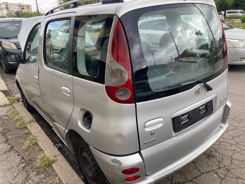 Toyota Yaris verso 1.3i, снимка 4 - Автомобили и джипове - 47305126