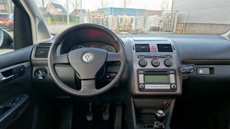 VW Touran, снимка 14 - Автомобили и джипове - 53329435