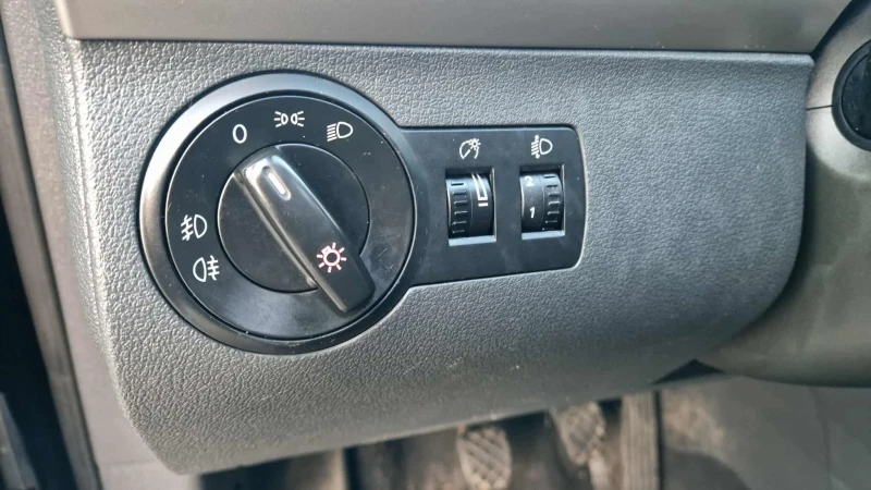 VW Touran, снимка 10 - Автомобили и джипове - 53329435