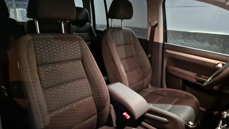 VW Touran, снимка 16 - Автомобили и джипове - 53329435