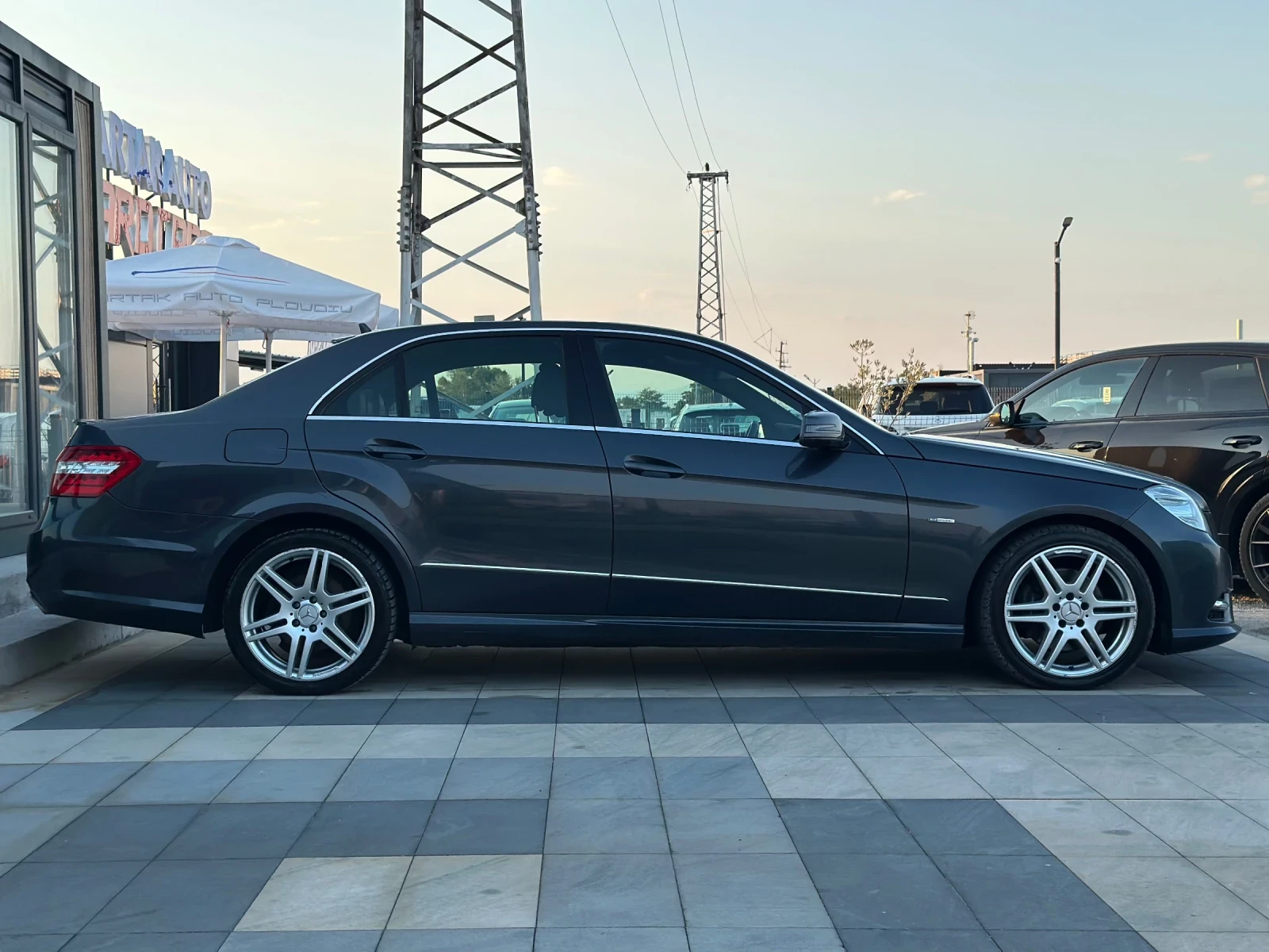 Mercedes-Benz E 350 * AMG LINE* Обдухване* Масаж* DynamicSeat* BlindSp - изображение 7