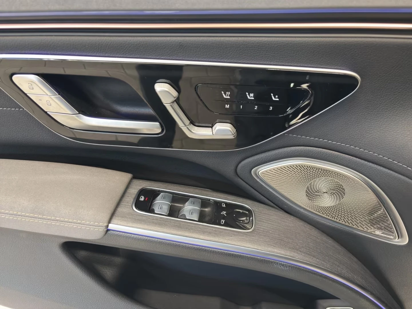 Mercedes-Benz EQS 580 4MATIC/523HP/PANO/360/AIRM./AHK/BURM/MEMO/409g - изображение 9