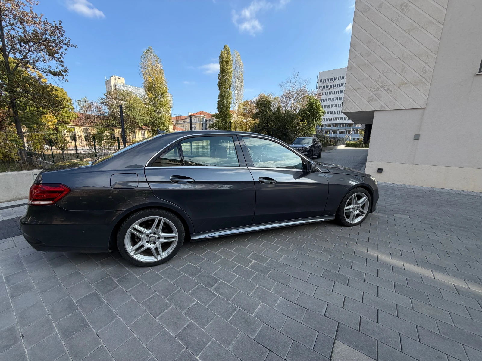 Mercedes-Benz E 300 Hybrid AMG Pack, снимка 4 - Автомобили и джипове - 56680897