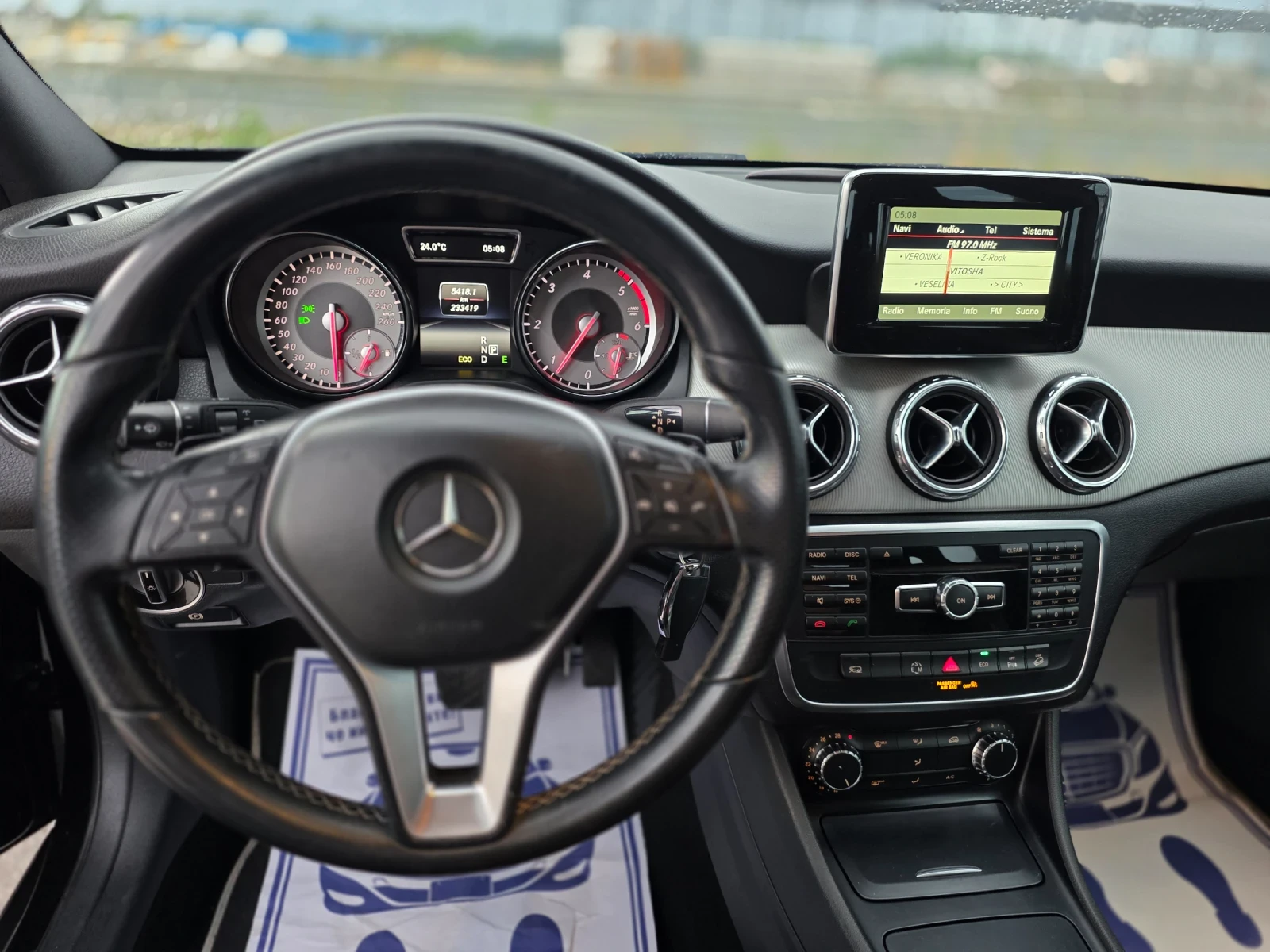 Mercedes-Benz GLA 200 4 Matic , снимка 11 - Автомобили и джипове - 55487177