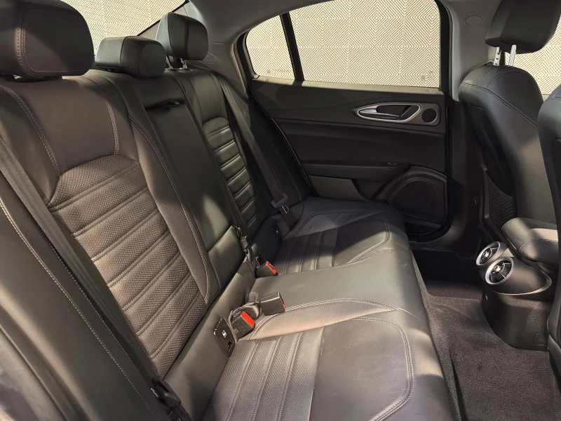 Alfa Romeo Giulia VELOCE/Q4/280HP/BREMBO/BI-XEN/CAM/MEMO/NAVI/240g, снимка 15 - Автомобили и джипове - 51535134