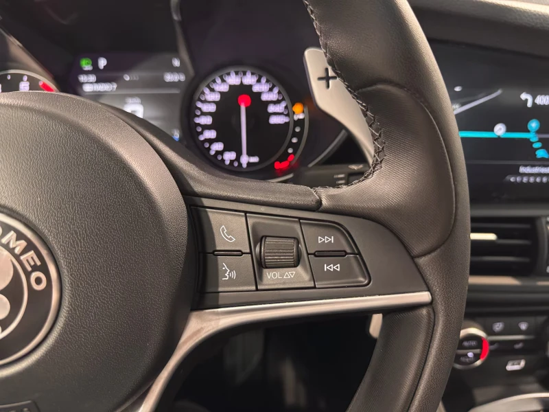 Alfa Romeo Giulia VELOCE/Q4/280HP/BREMBO/BI-XEN/CAM/MEMO/NAVI/240g, снимка 10 - Автомобили и джипове - 51535134