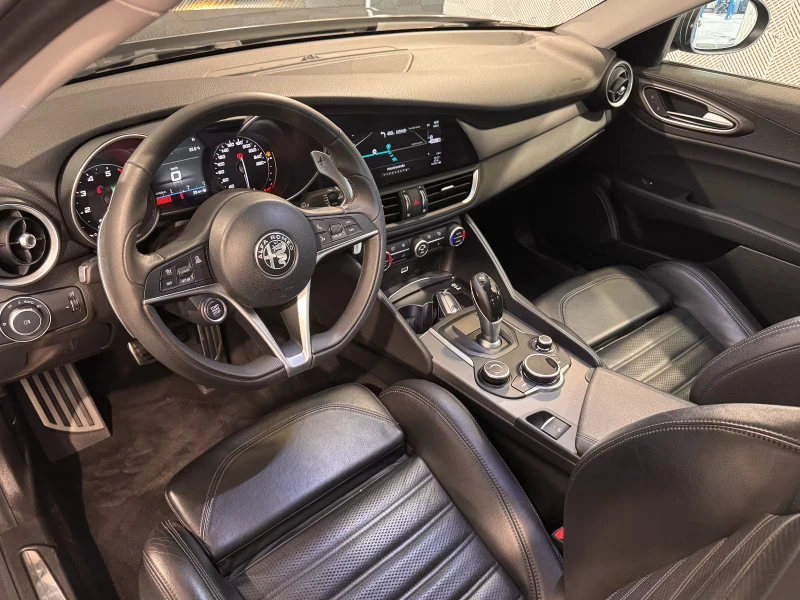 Alfa Romeo Giulia VELOCE/Q4/280HP/BREMBO/BI-XEN/CAM/MEMO/NAVI/240g, снимка 8 - Автомобили и джипове - 51535134