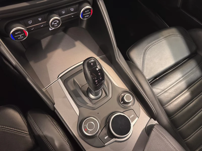 Alfa Romeo Giulia VELOCE/Q4/280HP/BREMBO/BI-XEN/CAM/MEMO/NAVI/240g, снимка 12 - Автомобили и джипове - 51535134