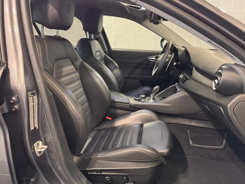 Alfa Romeo Giulia VELOCE/Q4/280HP/BREMBO/BI-XEN/CAM/MEMO/NAVI/240g, снимка 13 - Автомобили и джипове - 51535134