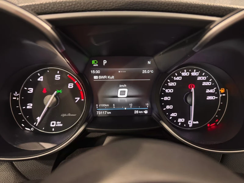 Alfa Romeo Giulia VELOCE/Q4/280HP/BREMBO/BI-XEN/CAM/MEMO/NAVI/240g, снимка 11 - Автомобили и джипове - 51535134