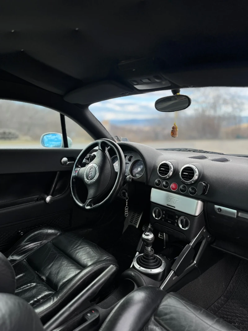 Audi Tt 1.8T РЕАЛНИ КИЛОМЕТРИ! ТОП!!, снимка 12 - Автомобили и джипове - 53407194