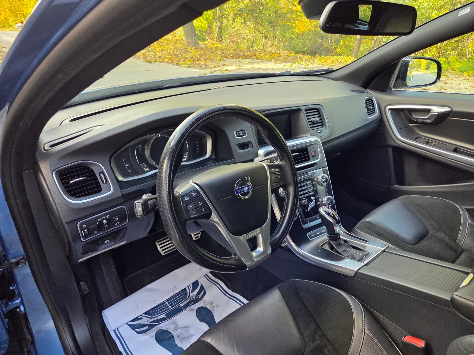 Volvo V60  R DESIGN 2.4 Plug-in hybrid D6  AWD - изображение 8