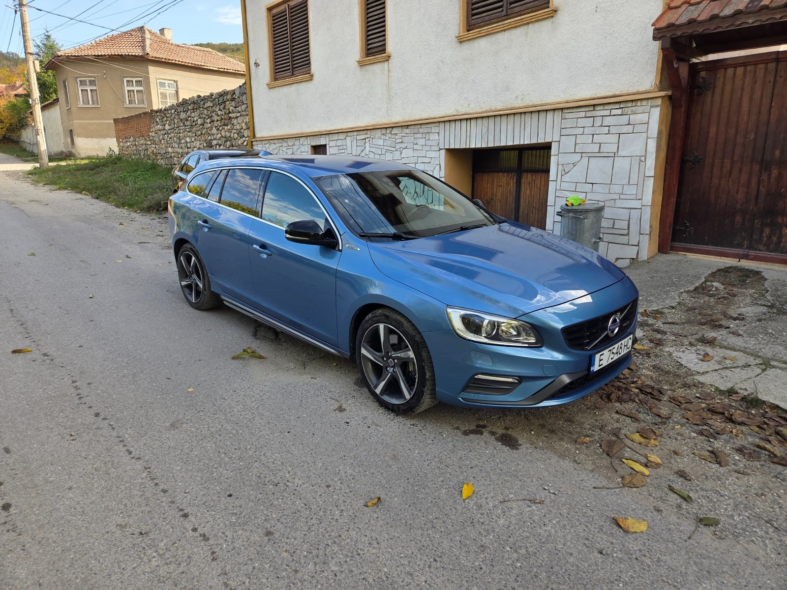 Volvo V60  R DESIGN 2.4 Plug-in hybrid D6  AWD - изображение 5