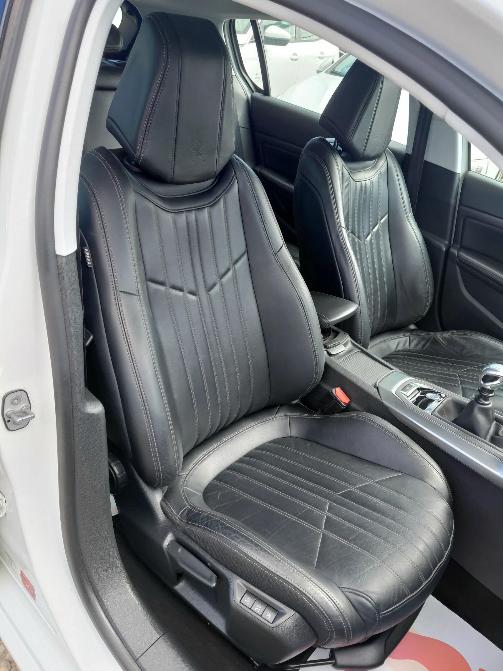 Peugeot 308 1.6 Allure, Масаж, Камера, FullLed  96500km, снимка 8 - Автомобили и джипове - 54121507