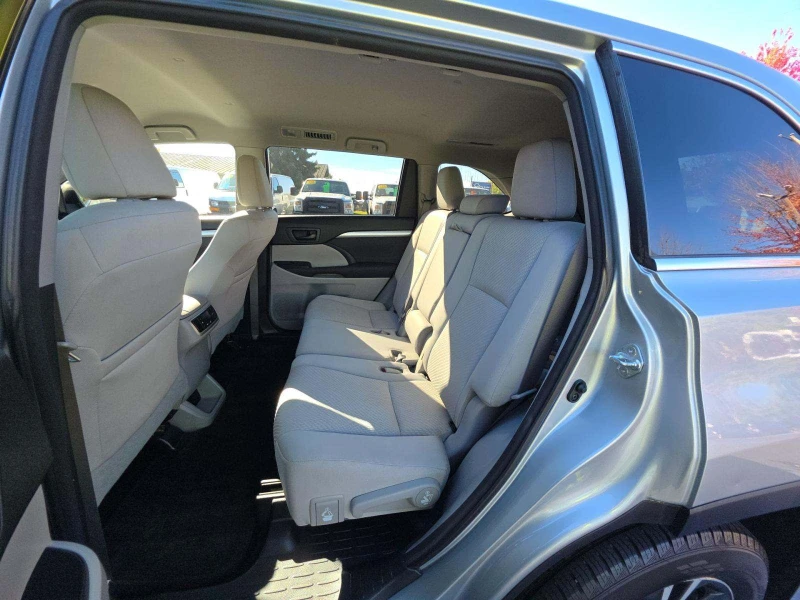 Toyota Highlander LE, снимка 12 - Автомобили и джипове - 53101228