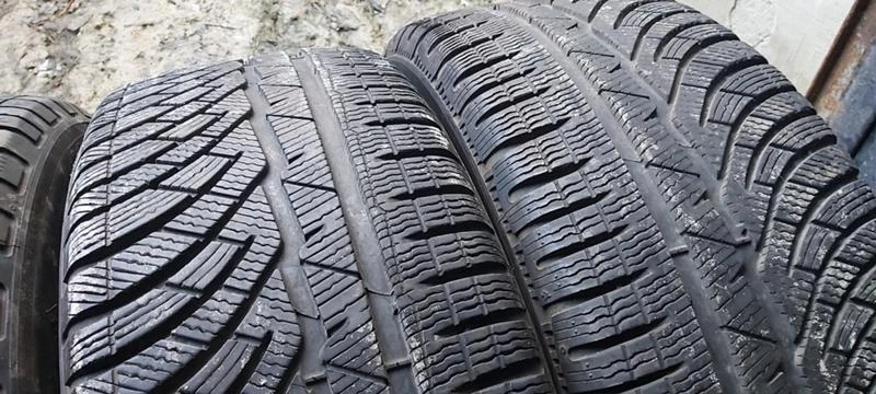 Гуми Зимни 235/45R19, снимка 4 - Гуми и джанти - 31788083