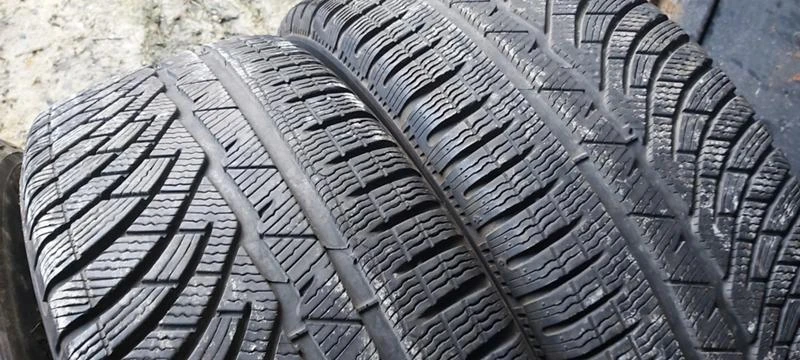 Гуми Зимни 235/45R19, снимка 3 - Гуми и джанти - 31788083