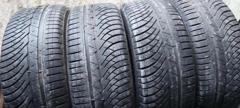 Гуми Зимни 235/45R19, снимка 1 - Гуми и джанти - 31788083