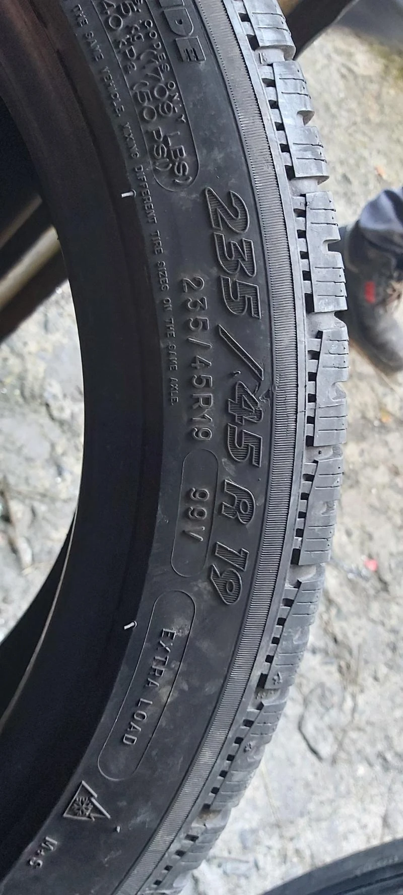 Гуми Зимни 235/45R19, снимка 8 - Гуми и джанти - 31788083