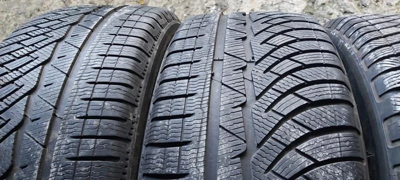 Гуми Зимни 235/45R19, снимка 5 - Гуми и джанти - 31788083