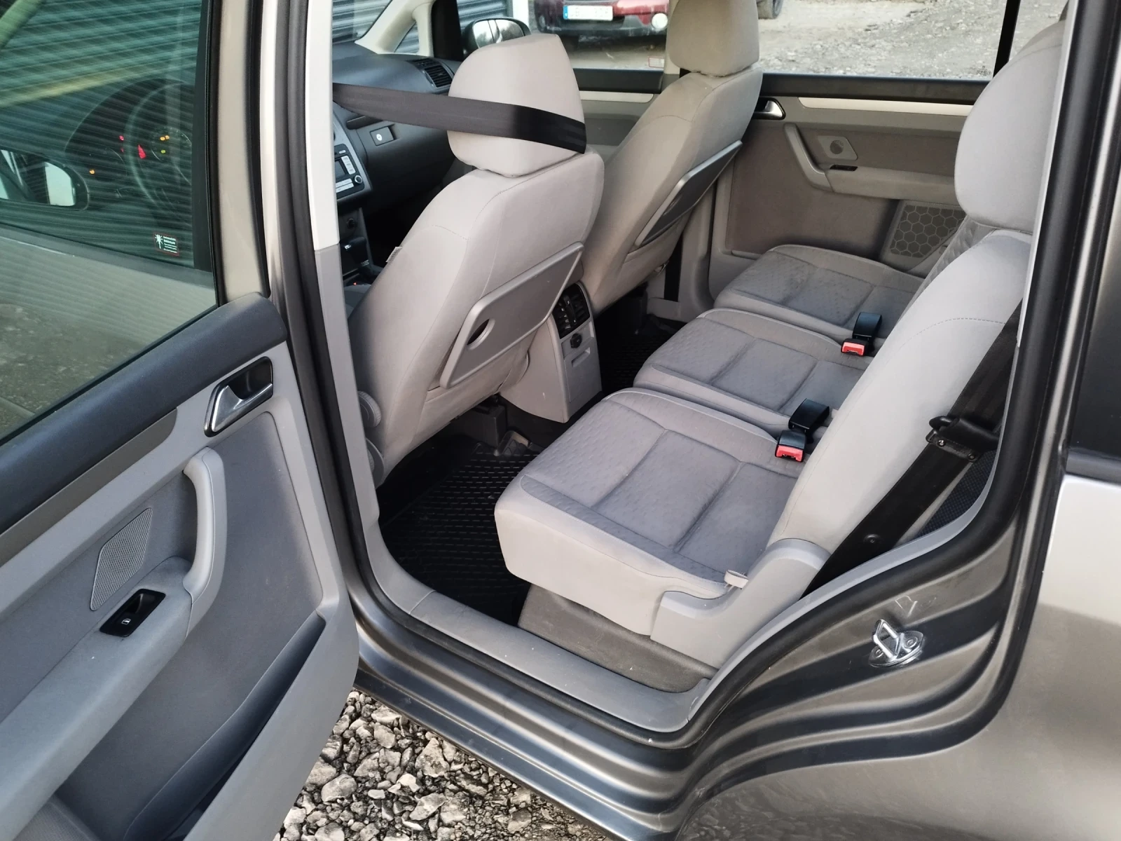 VW Touran 2.0TDl 140 BMM DSG, снимка 10 - Автомобили и джипове - 53830187