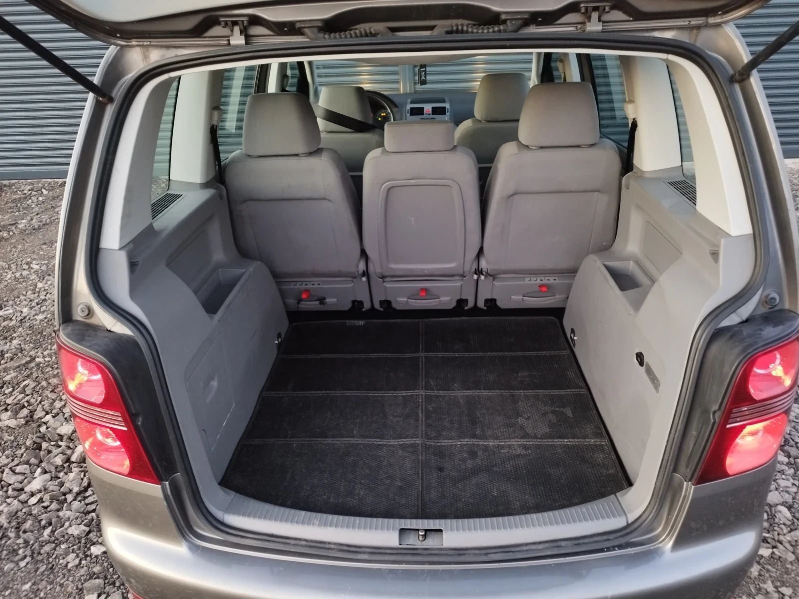 VW Touran 2.0TDl 140 BMM DSG, снимка 11 - Автомобили и джипове - 53830187