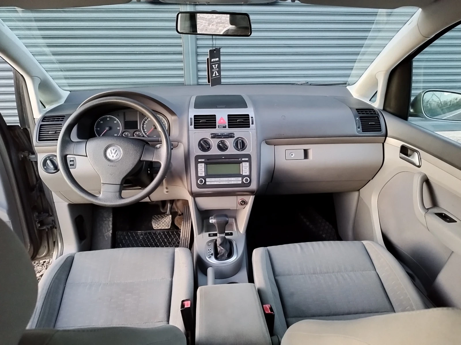 VW Touran 2.0TDl 140 BMM DSG, снимка 12 - Автомобили и джипове - 53830187