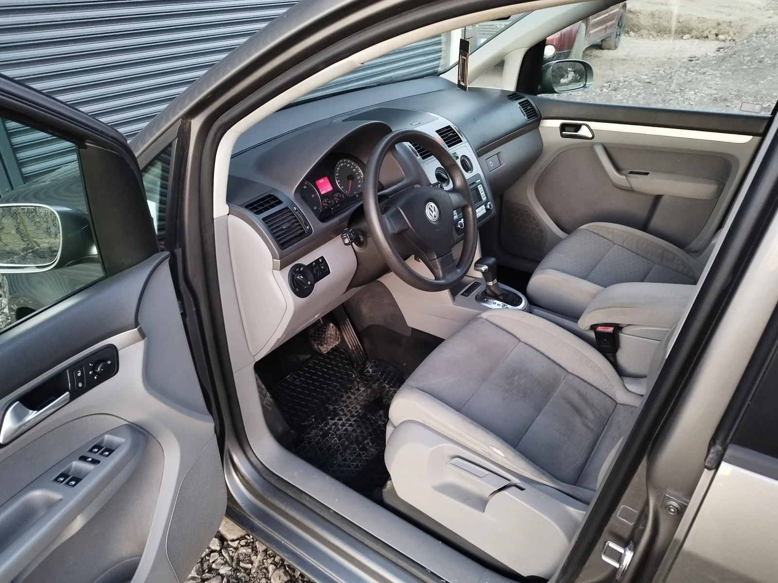 VW Touran 2.0TDl 140 BMM DSG, снимка 9 - Автомобили и джипове - 53830187