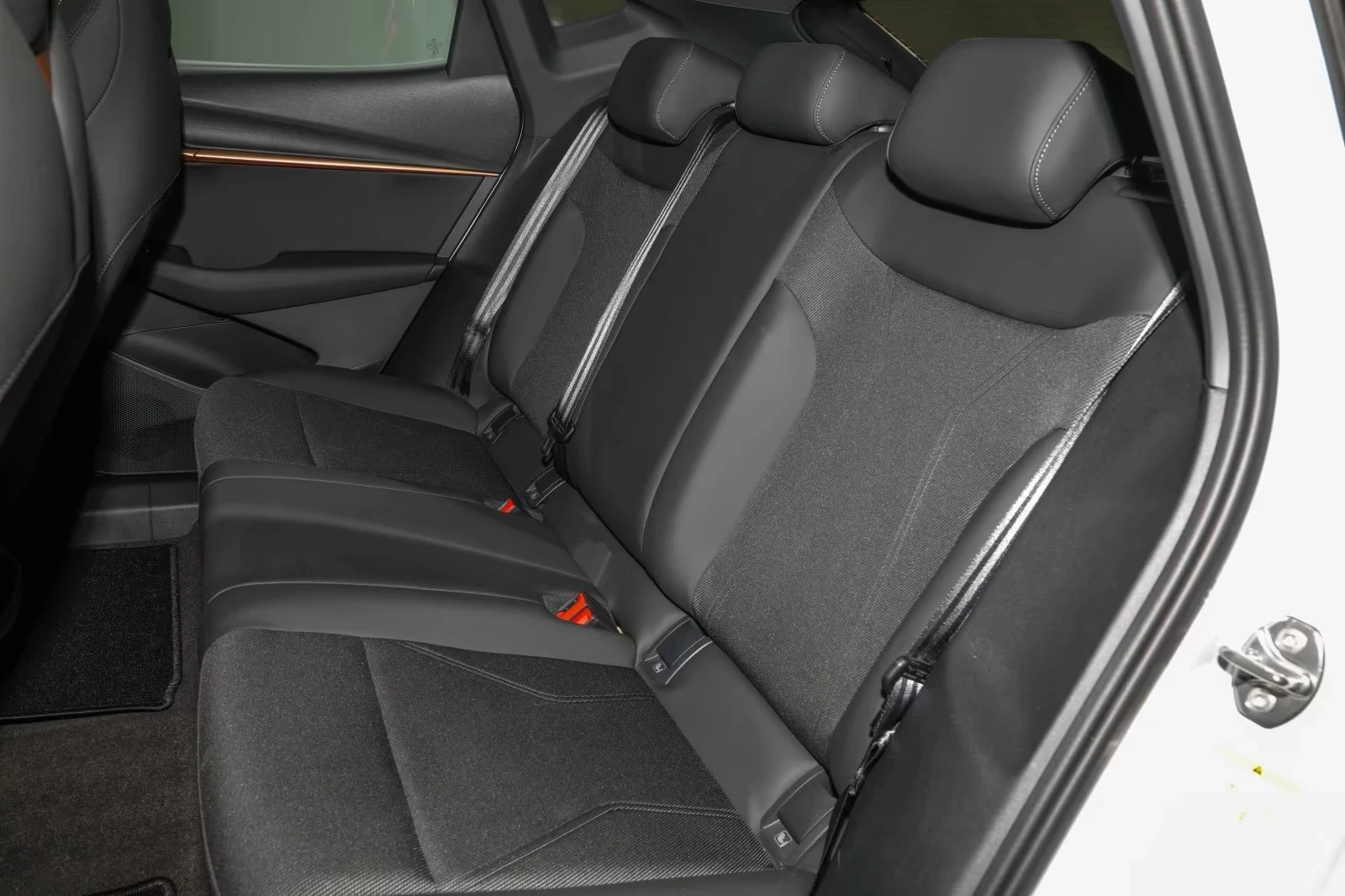 Cupra Tavascan Endurance 82kWh DISTRONIC Winter Pack Blind Spot , снимка 16 - Автомобили и джипове - 54181217
