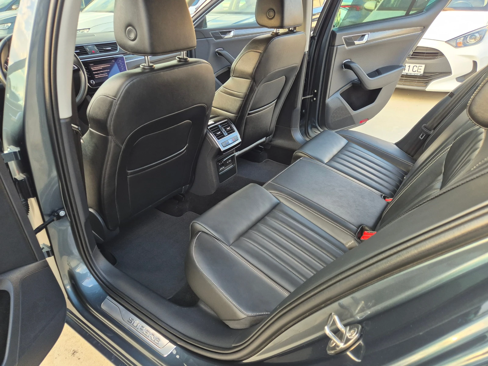 Skoda Superb 2.0 TDI M/Т, снимка 12 - Автомобили и джипове - 54754732