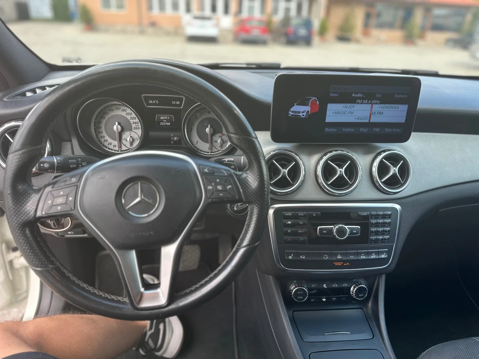 Mercedes-Benz GLA 220, снимка 8 - Автомобили и джипове - 55275378
