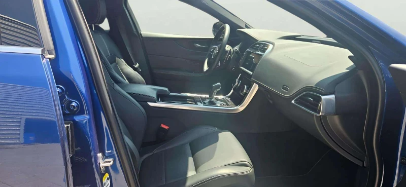 Jaguar XE 2.0, снимка 8 - Автомобили и джипове - 53268845