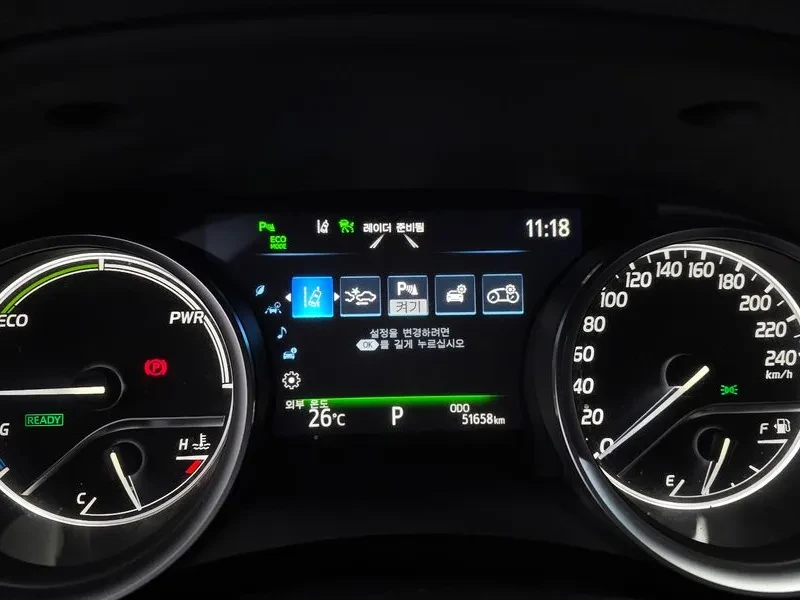 Toyota Camry 2.5 LE HYBRID, снимка 8 - Автомобили и джипове - 55047513