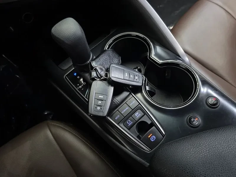 Toyota Camry 2.5 LE HYBRID, снимка 9 - Автомобили и джипове - 55047513
