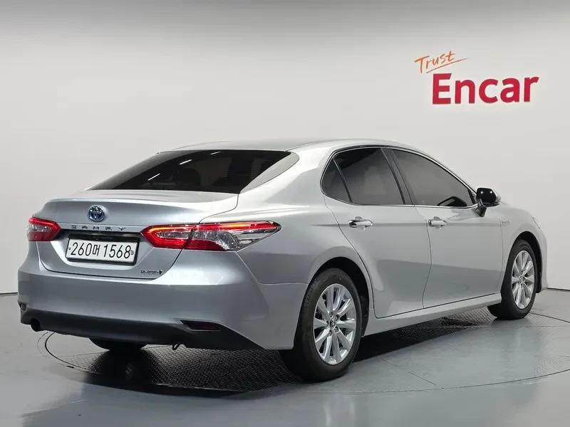 Toyota Camry 2.5 LE HYBRID, снимка 2 - Автомобили и джипове - 55047513