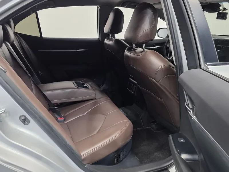 Toyota Camry 2.5 LE HYBRID, снимка 12 - Автомобили и джипове - 55047513