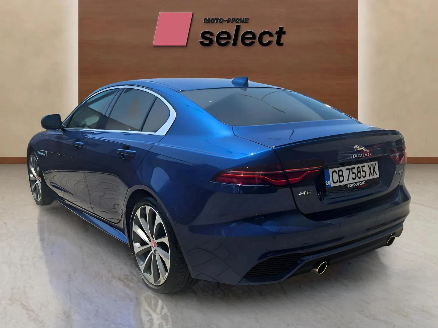 Jaguar XE 2.0 - изображение 6