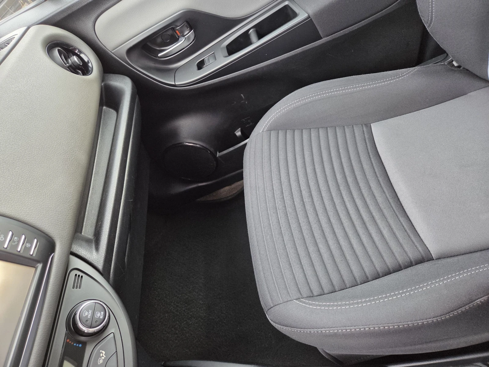 Toyota Yaris Full hybrid, снимка 8 - Автомобили и джипове - 54086952