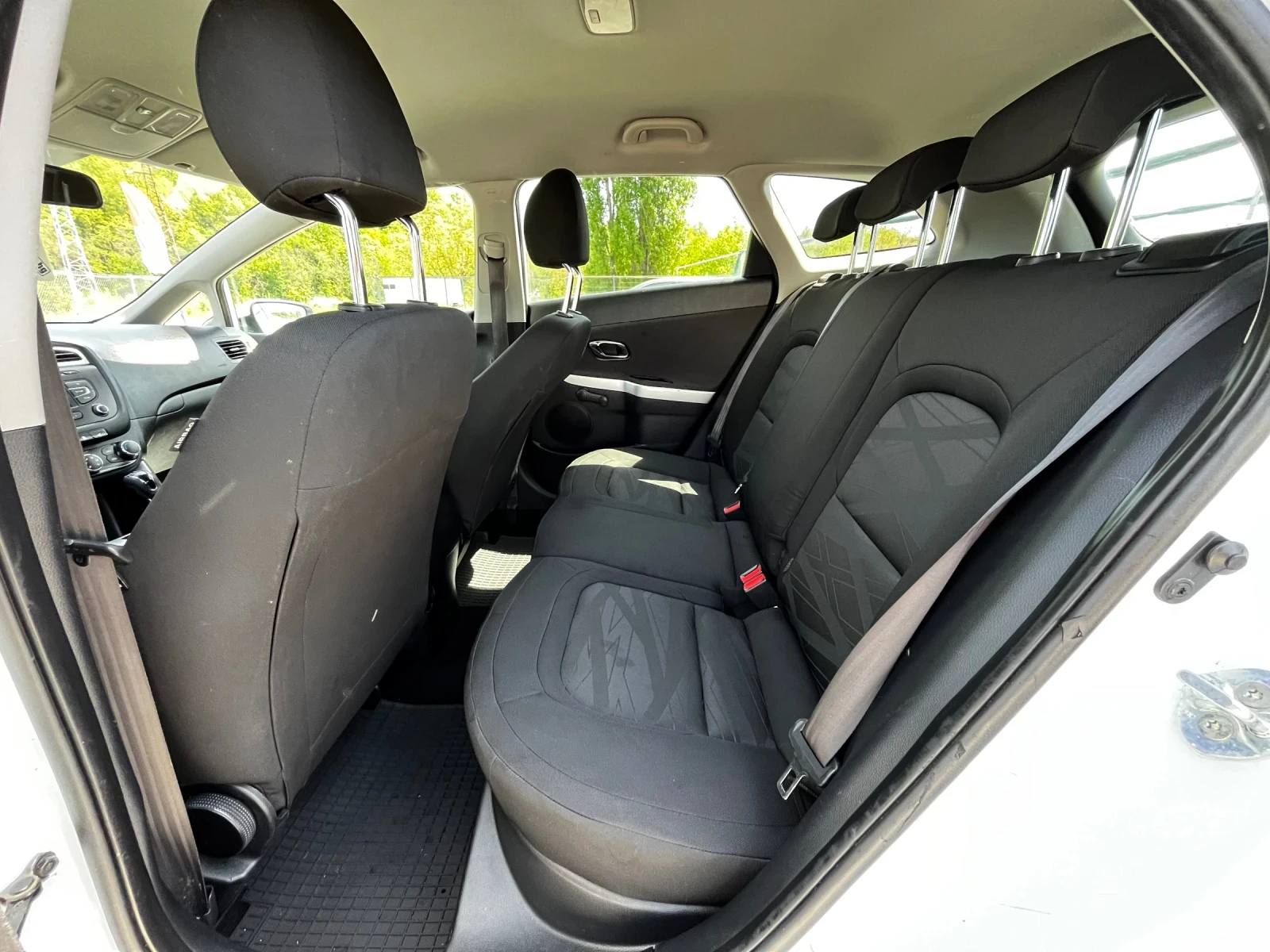 Kia Ceed SW 1.4CRDI 90ps, снимка 12 - Автомобили и джипове - 54342270